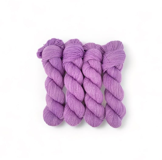 As a fine merino wool, HYDRANGEA boasts a 100% organic composition. Additionally, the wool is hand-dyed for a unique touch. Bringing the benefits of both natural and handcrafted materials, this product is perfect for those seeking a high-quality and environmentally-friendly option.